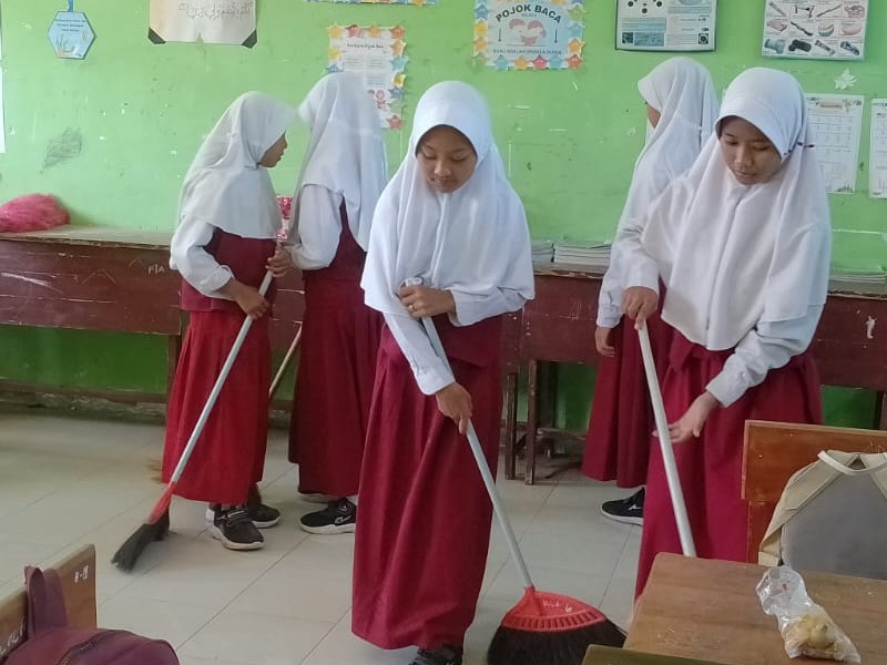Bersih-Bersih Kelas di SDN 5 Kedunglo