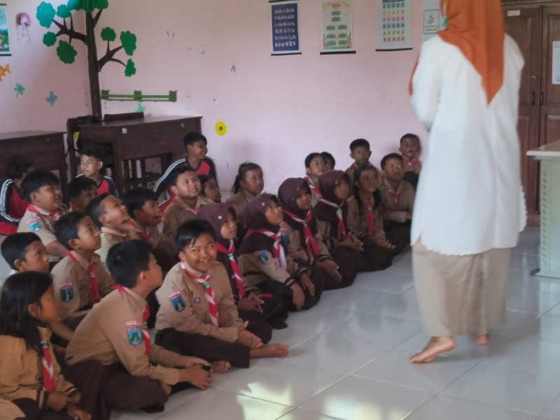 KEGIATAN PEMBERIAN OBAT CACING KEPADA SISWA-SISWI SDN 5 KEDUNGLO OLEH PIHAK PUSKESMAS KEC. ASEMBAGUS