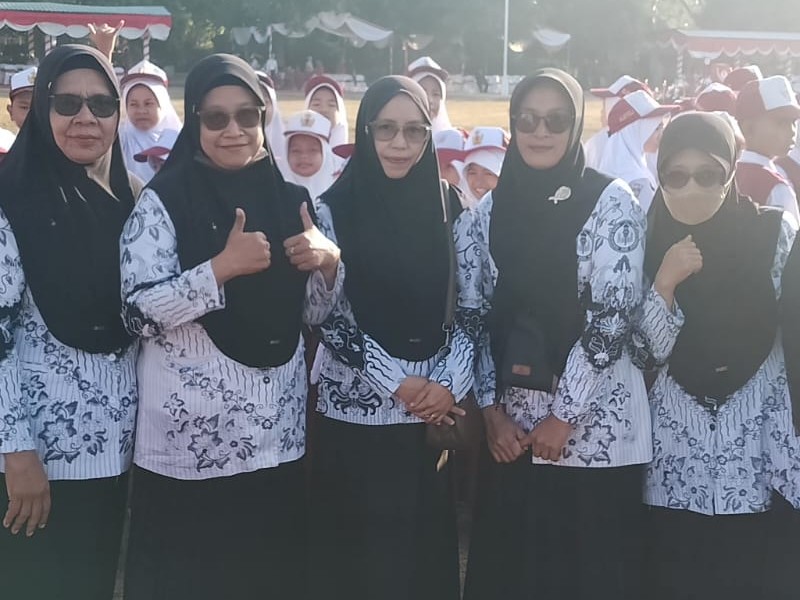 UPACARA BENDERA SDN 5 KEDUNGLO DALAM RANGKA MEMPERINGATI HUT RI KE-81 KECAMATAN ASEMBAGUS